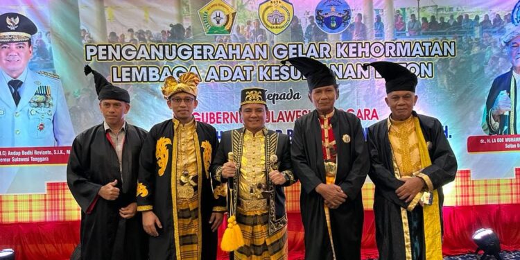 Pj. Gubernur Sultra Terima Gelar Adat Kesultanan Buton