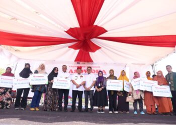 Pj Gubernur Sultra Serahkan Bantuan Beasiswa dan 2 Ribu Paket Sembako.