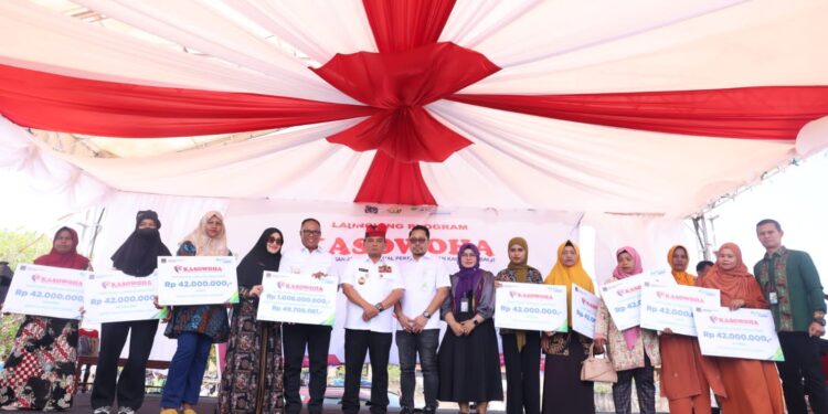 Pj Gubernur Sultra Serahkan Bantuan Beasiswa dan 2 Ribu Paket Sembako.