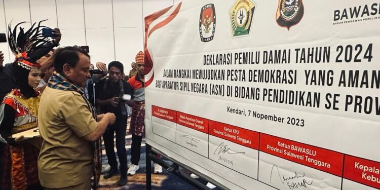 Pj Gubernur Inisiasi Deklarasi Pemilu Damai untuk ASN, Kepala Sekolah dan Pelajar Se-Sultra