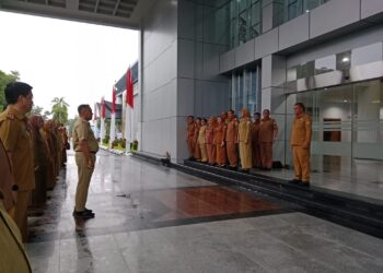 Apel Gabungan Pemerintah Provinsi Sulawesi Tenggara dipimpin oleh Kepala Dinas Perkebunan, Haruna di Teras Kantor Gubernur Sultra