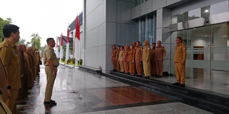 Apel Gabungan Pemerintah Provinsi Sulawesi Tenggara dipimpin oleh Kepala Dinas Perkebunan, Haruna di Teras Kantor Gubernur Sultra