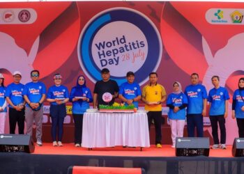 Wakil Gubernur Sultra Lepas Peserta Jalan Sehat Peringati Hari Hepatitis Sedunia 2025