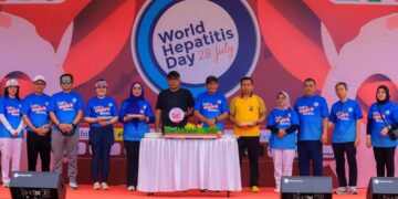 Wakil Gubernur Sultra Lepas Peserta Jalan Sehat Peringati Hari Hepatitis Sedunia 2025